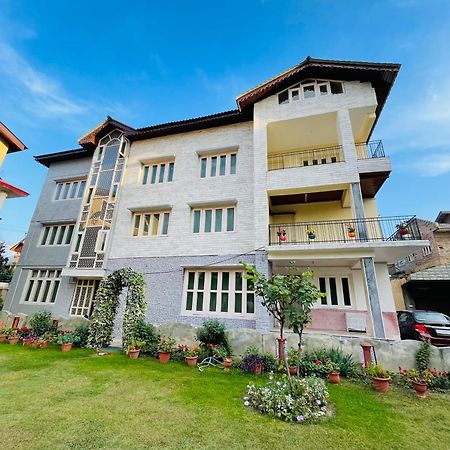The Khayabaan - Luxurious Home Stay Away From Home Srīnagar 외부 사진