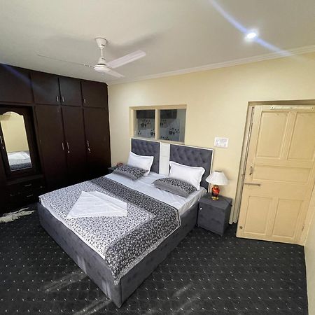The Khayabaan - Luxurious Home Stay Away From Home Srīnagar 외부 사진