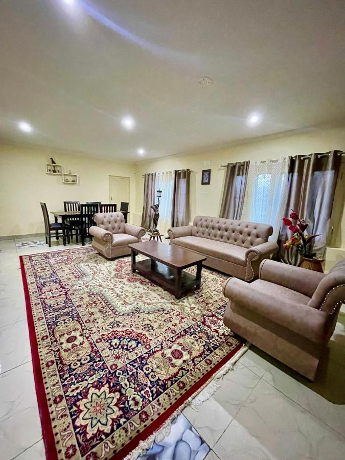 The Khayabaan - Luxurious Home Stay Away From Home Srīnagar 외부 사진