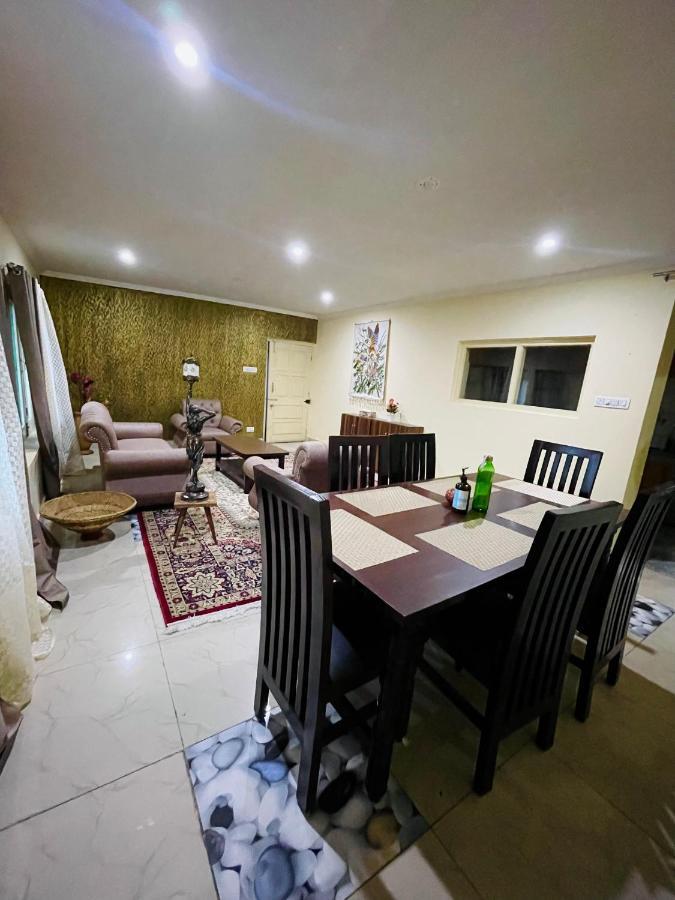 The Khayabaan - Luxurious Home Stay Away From Home Srīnagar 외부 사진