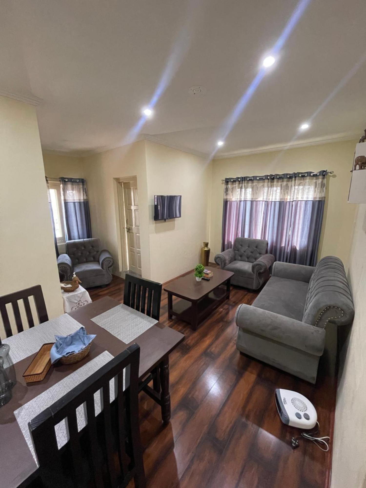 The Khayabaan - Luxurious Home Stay Away From Home Srīnagar 외부 사진