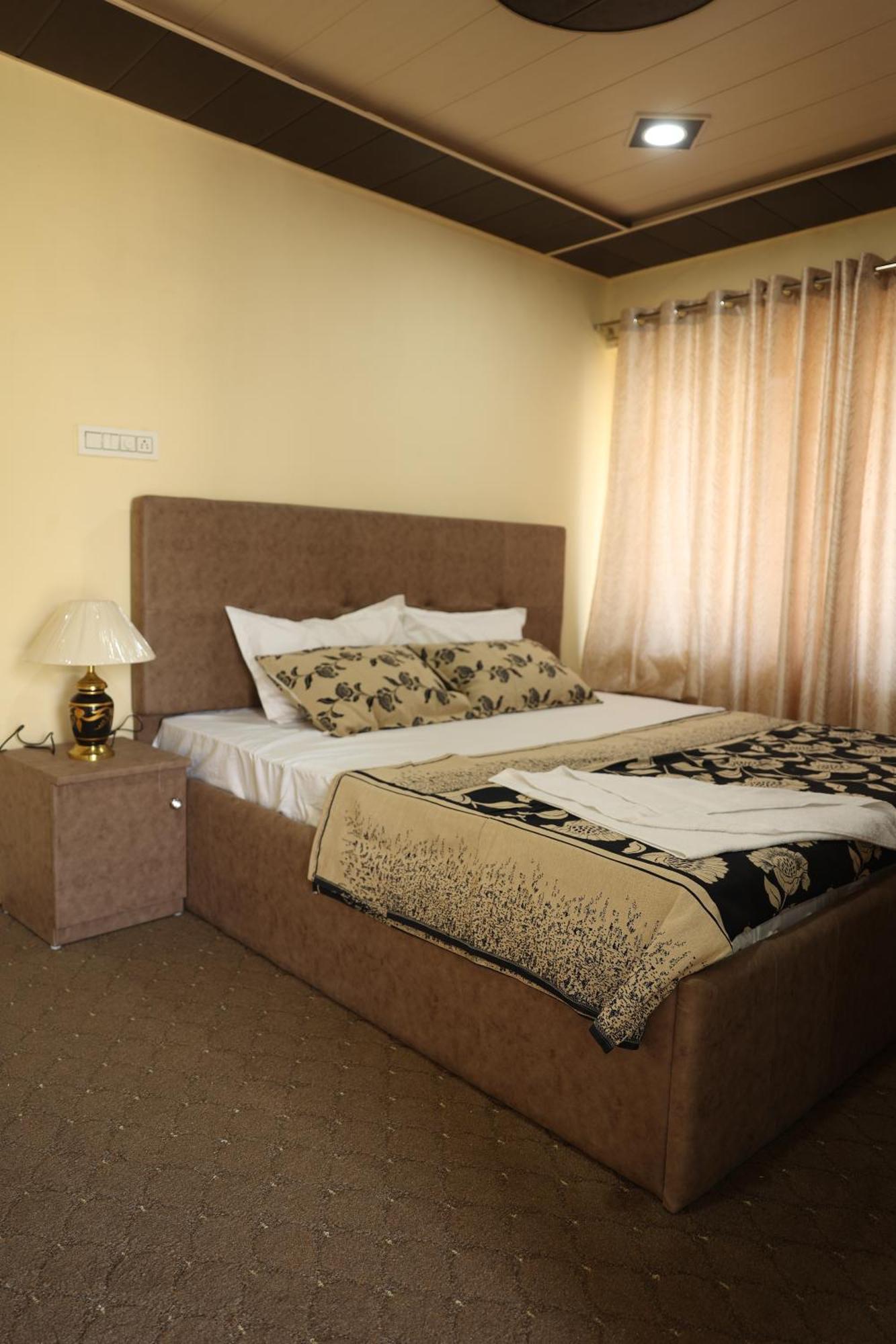 The Khayabaan - Luxurious Home Stay Away From Home Srīnagar 외부 사진