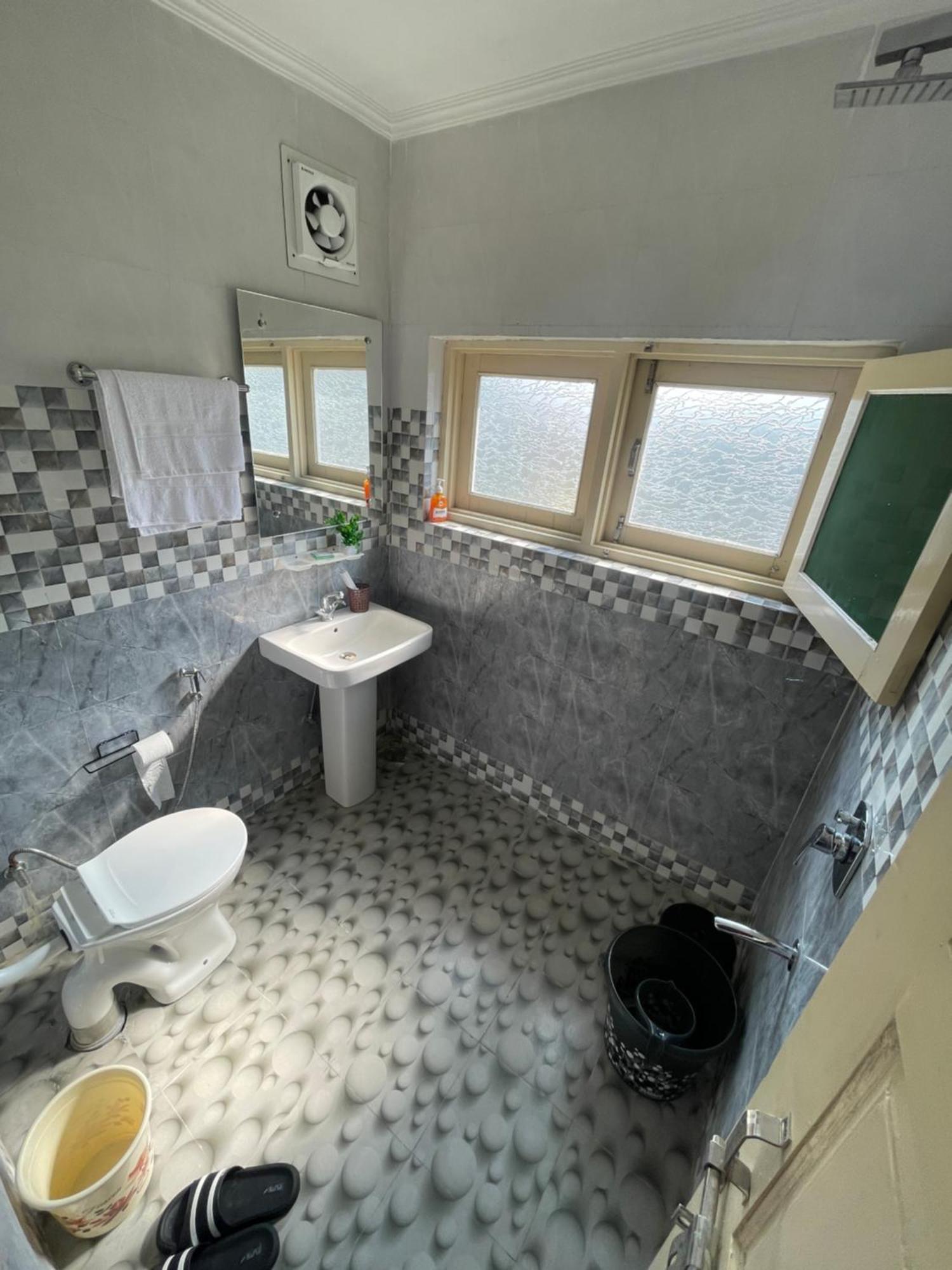 The Khayabaan - Luxurious Home Stay Away From Home Srīnagar 외부 사진