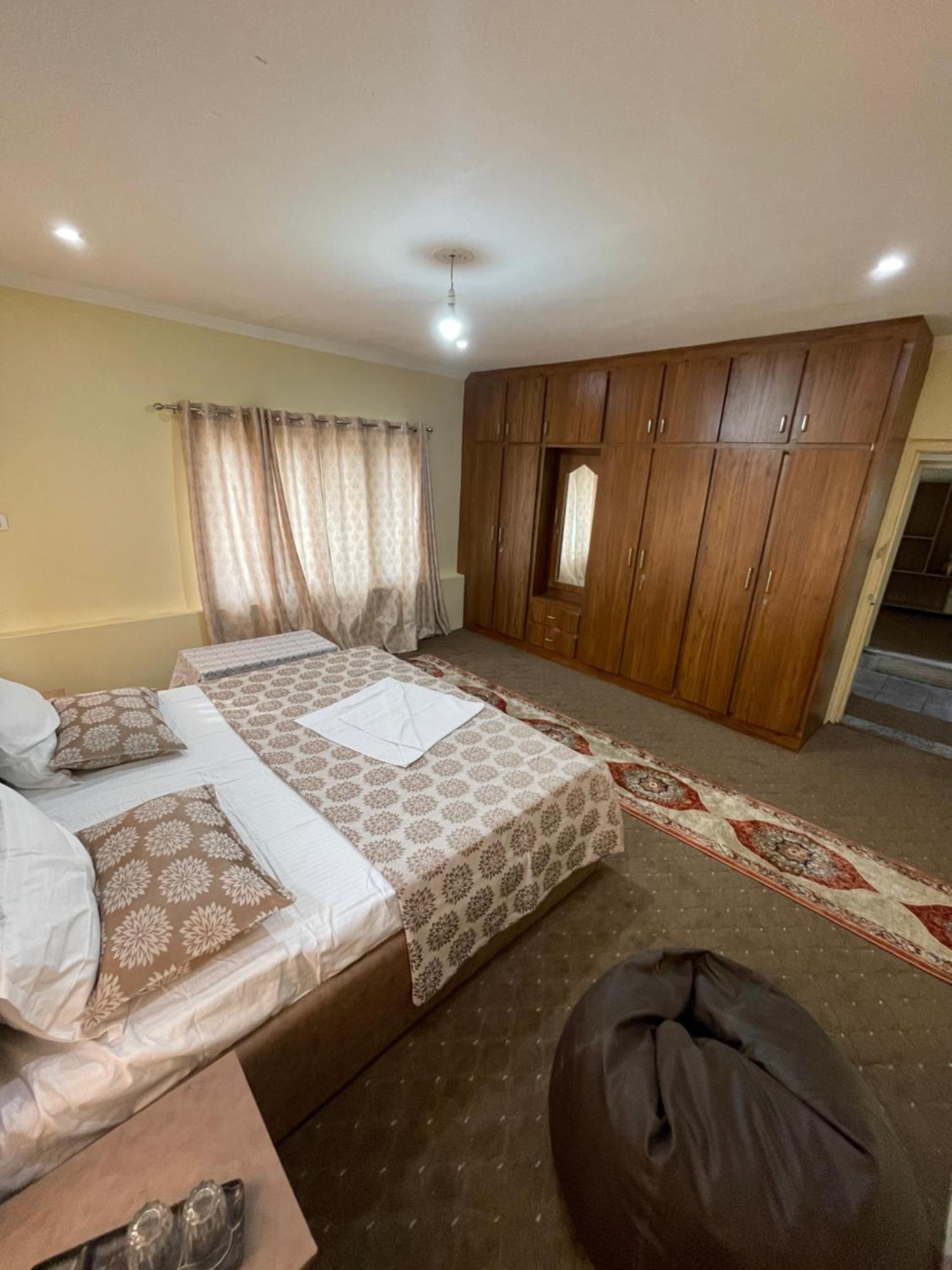 The Khayabaan - Luxurious Home Stay Away From Home Srīnagar 외부 사진