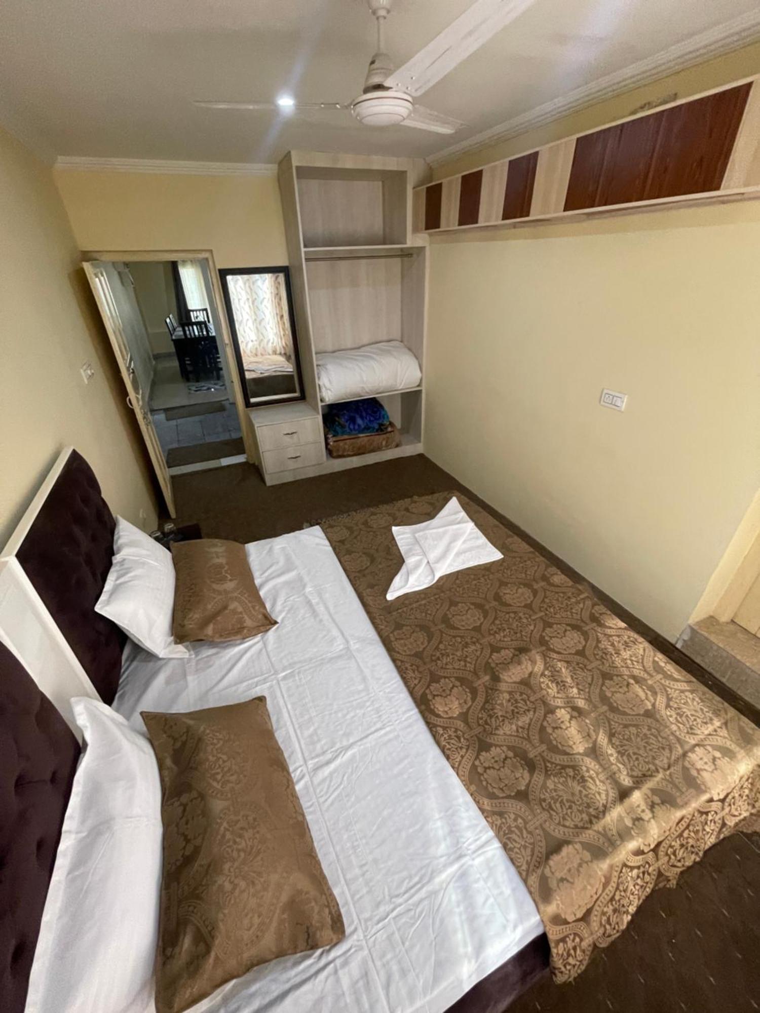 The Khayabaan - Luxurious Home Stay Away From Home Srīnagar 외부 사진