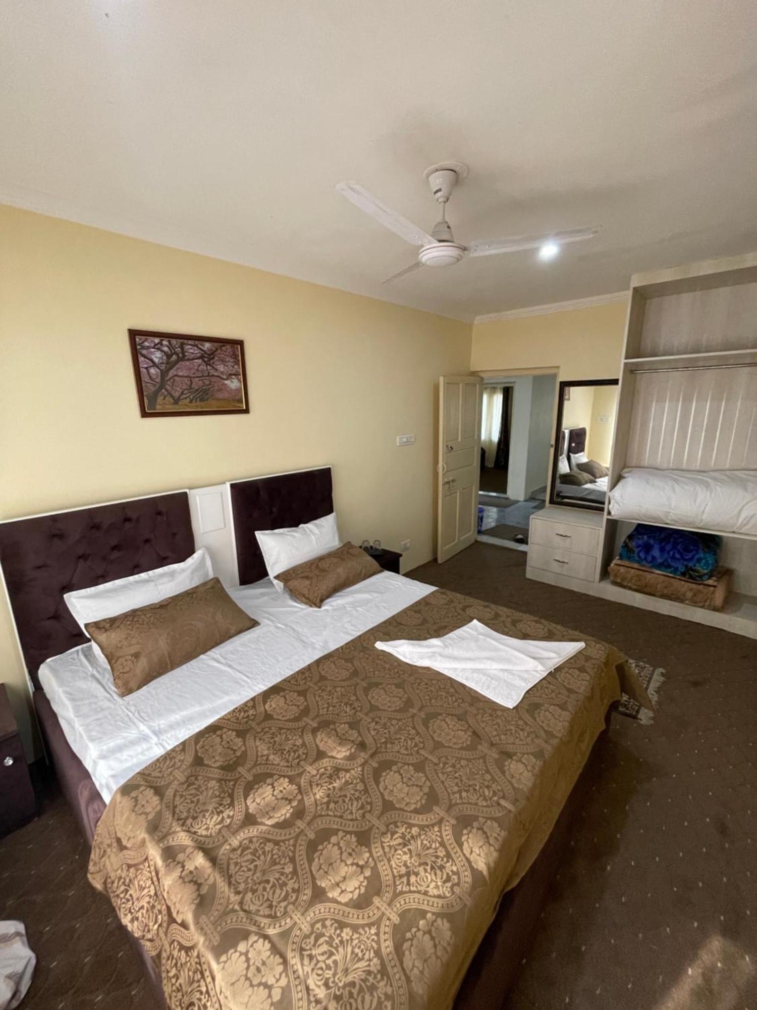 The Khayabaan - Luxurious Home Stay Away From Home Srīnagar 외부 사진