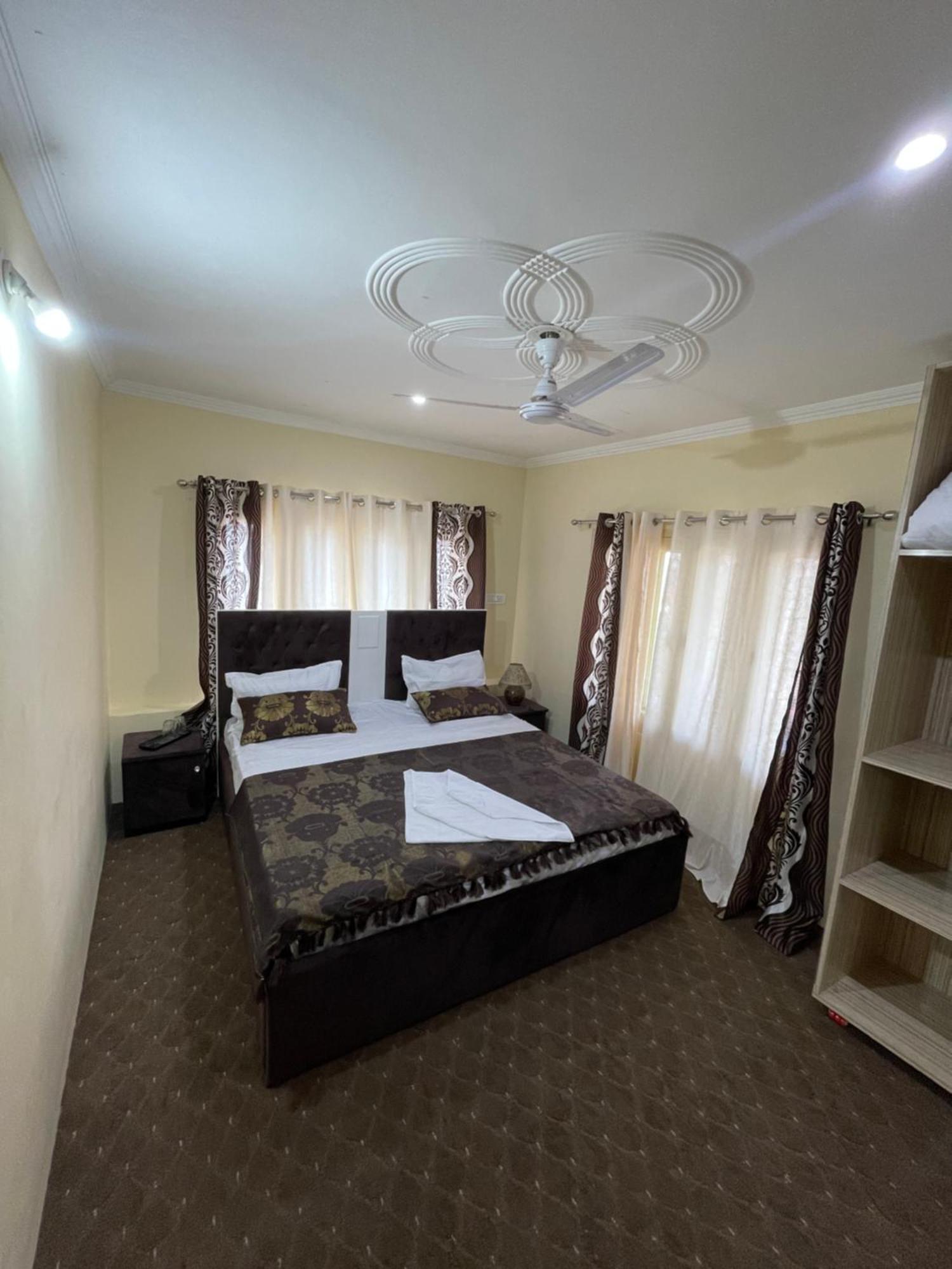 The Khayabaan - Luxurious Home Stay Away From Home Srīnagar 외부 사진