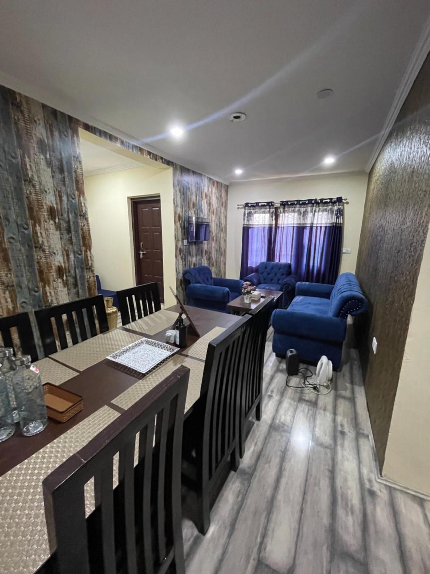 The Khayabaan - Luxurious Home Stay Away From Home Srīnagar 외부 사진