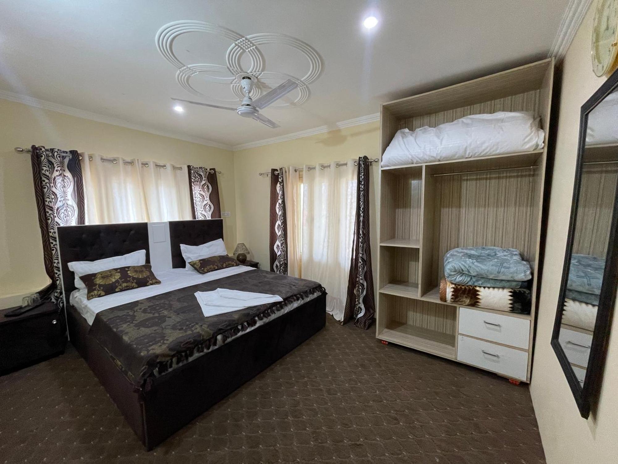 The Khayabaan - Luxurious Home Stay Away From Home Srīnagar 외부 사진