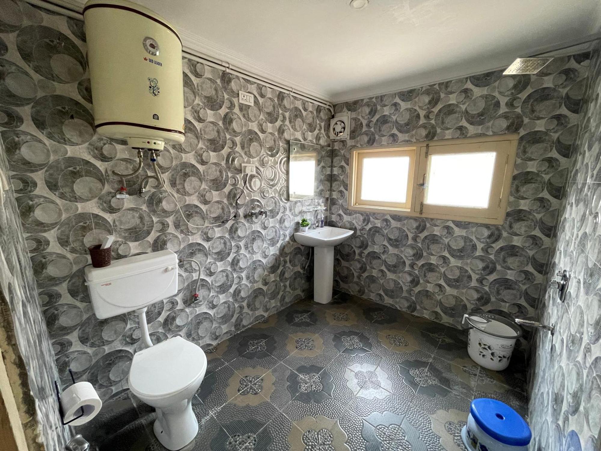 The Khayabaan - Luxurious Home Stay Away From Home Srīnagar 외부 사진