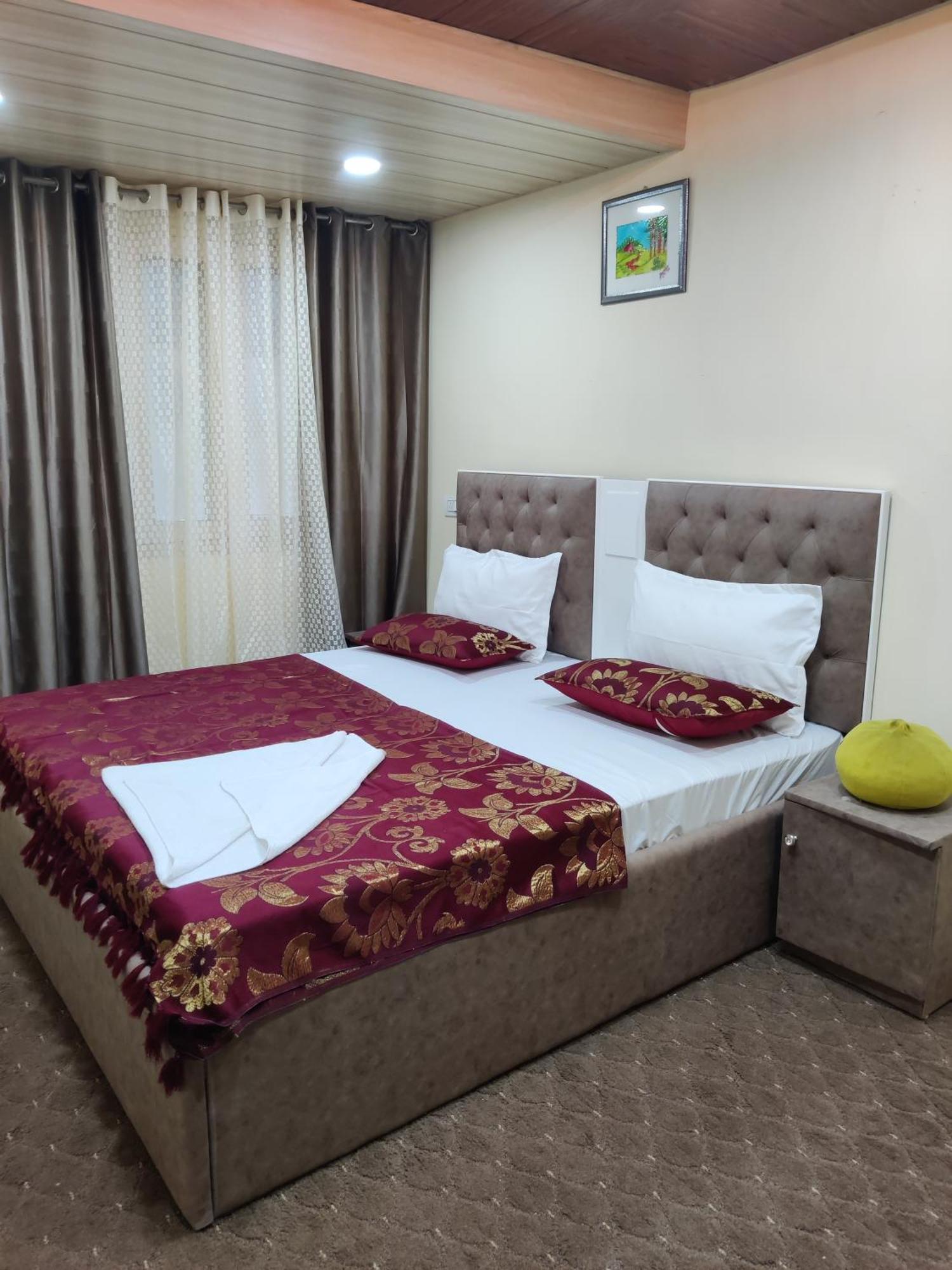 The Khayabaan - Luxurious Home Stay Away From Home Srīnagar 외부 사진