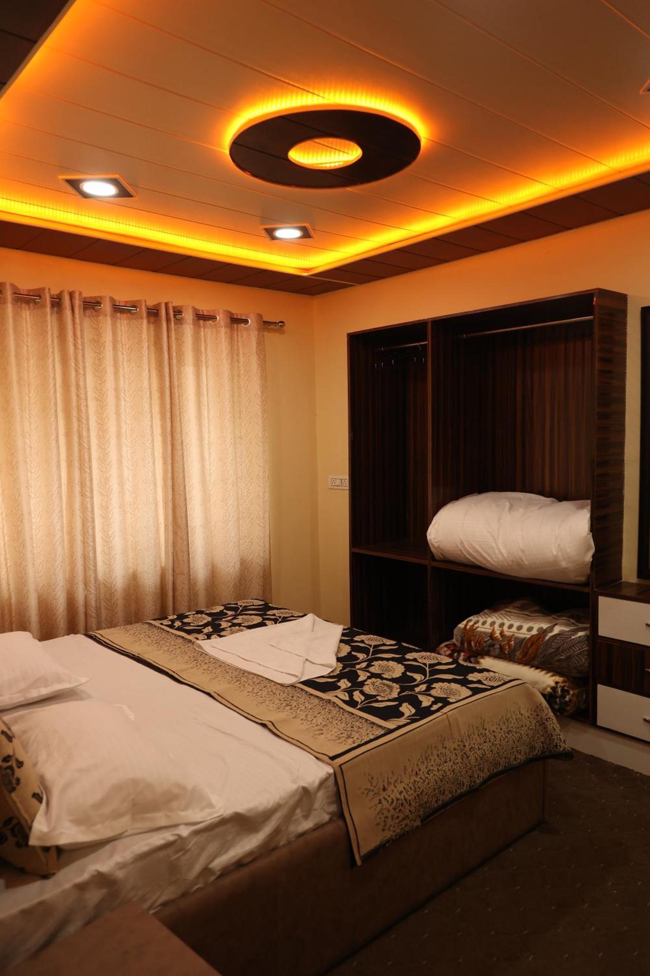 The Khayabaan - Luxurious Home Stay Away From Home Srīnagar 외부 사진