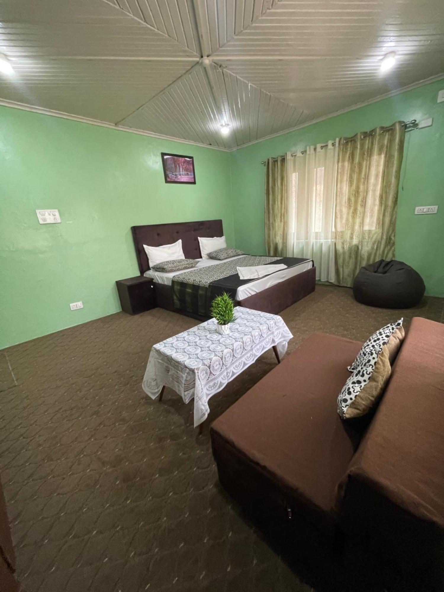 The Khayabaan - Luxurious Home Stay Away From Home Srīnagar 객실 사진
